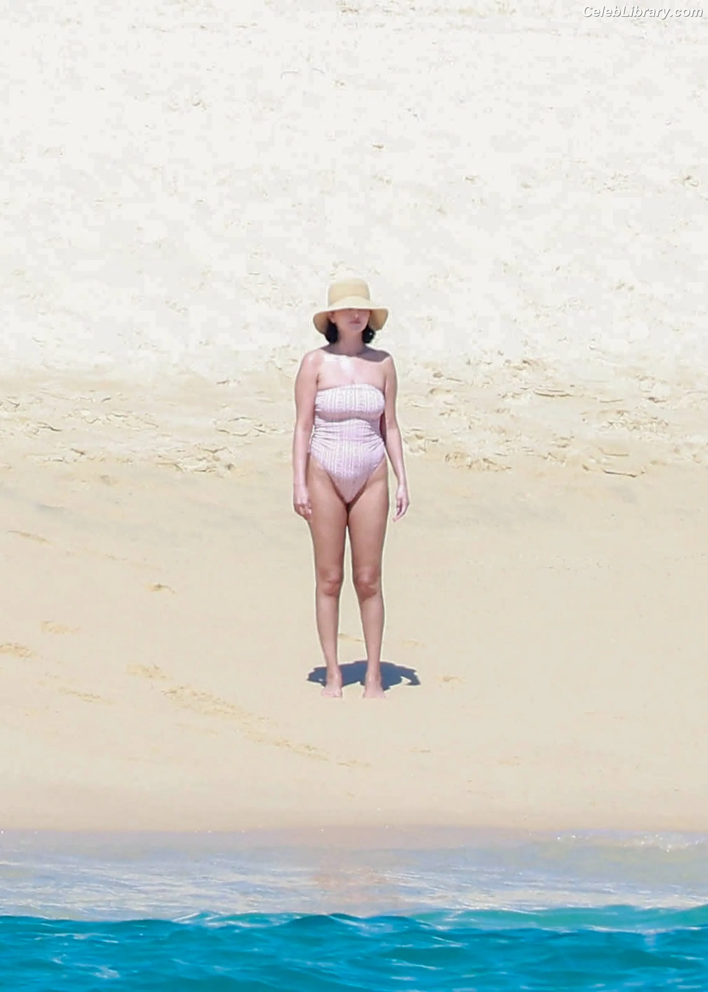 Selena Gomez photo 14 of 3542