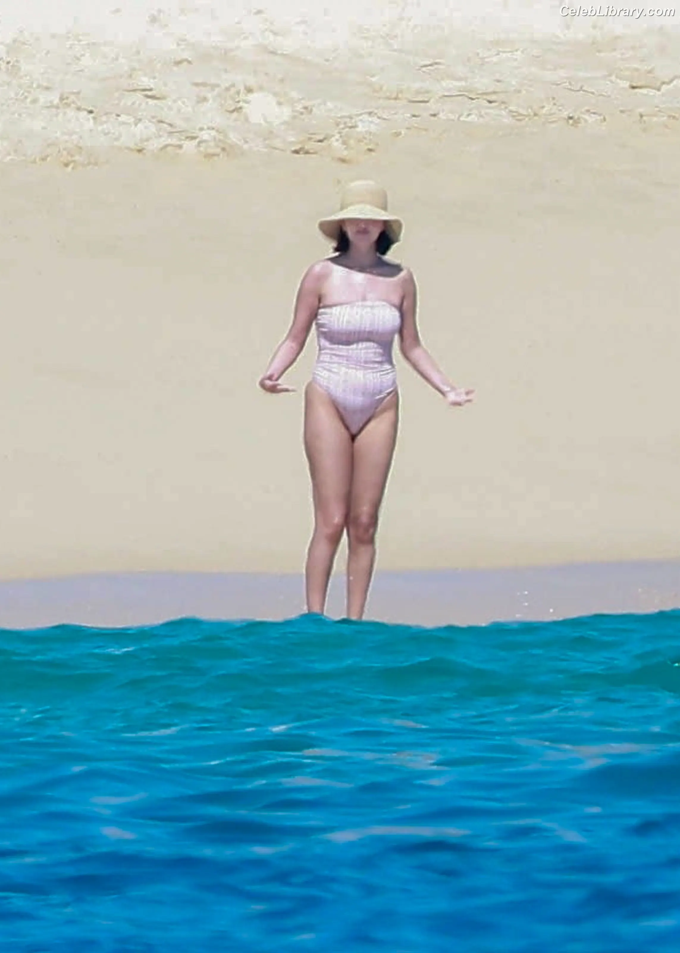 Selena Gomez photo 15 of 3542
