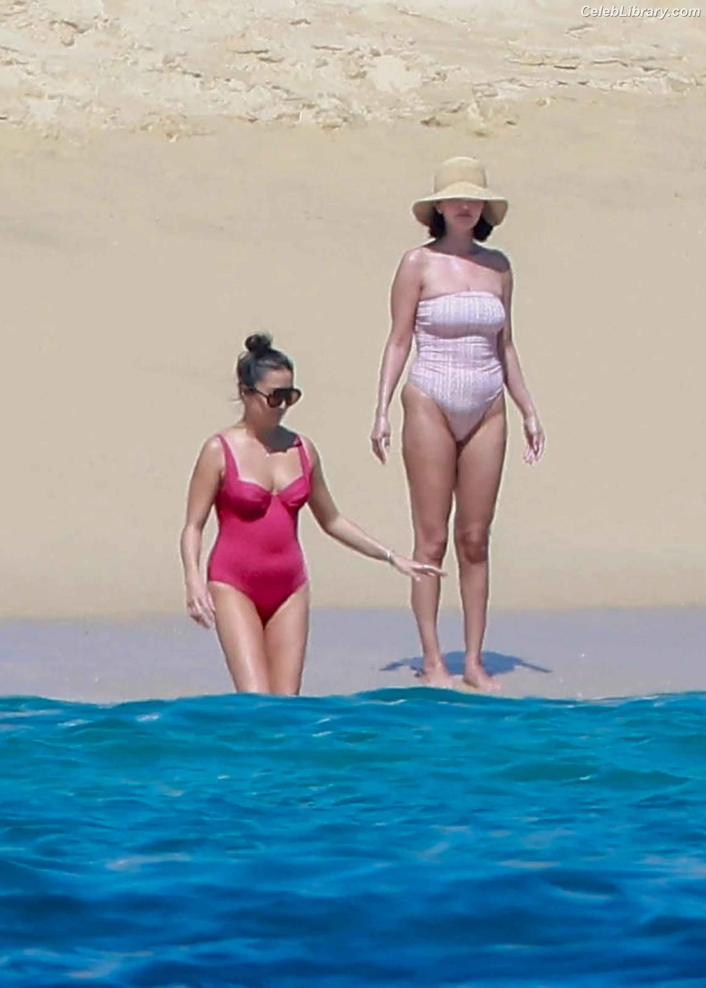 Selena Gomez photo 17 of 3542