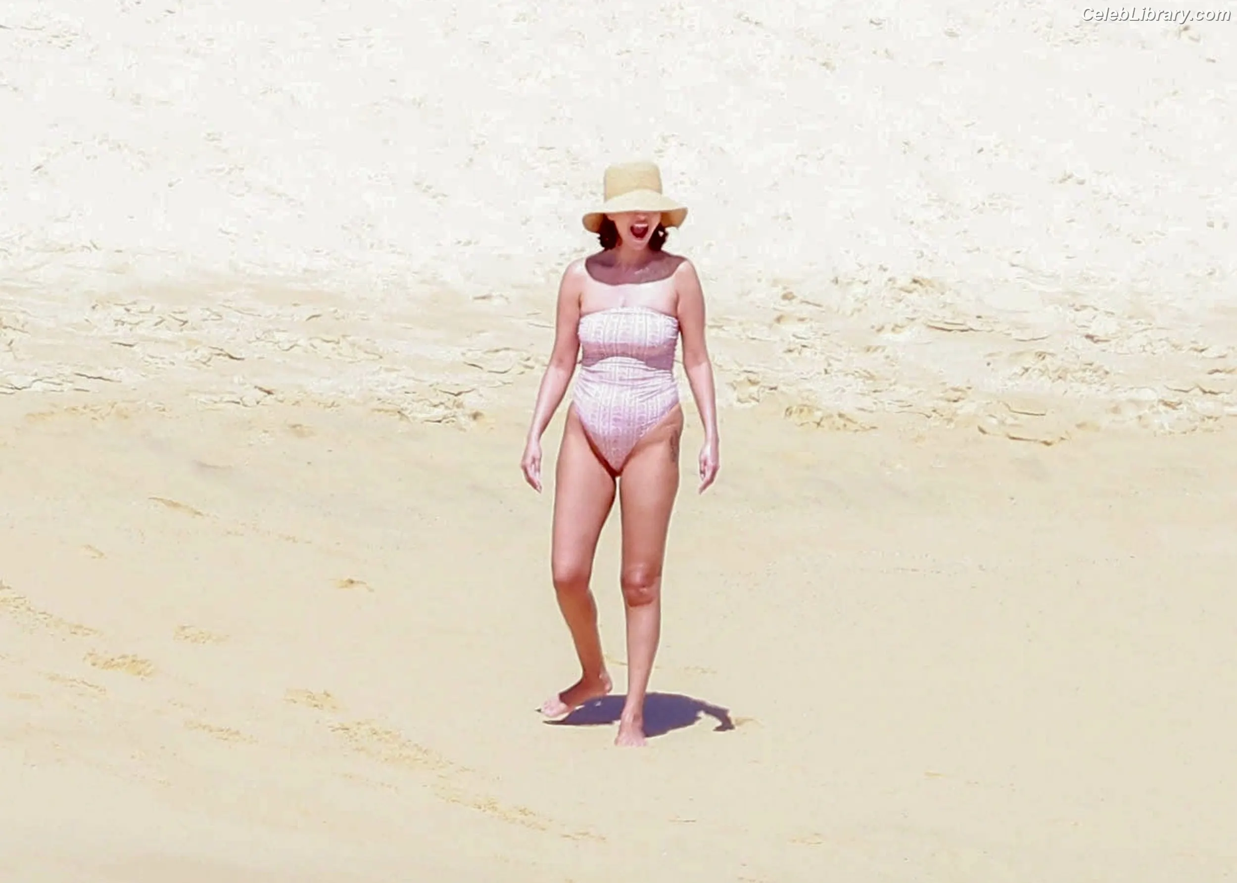 Selena Gomez photo 23 of 3542