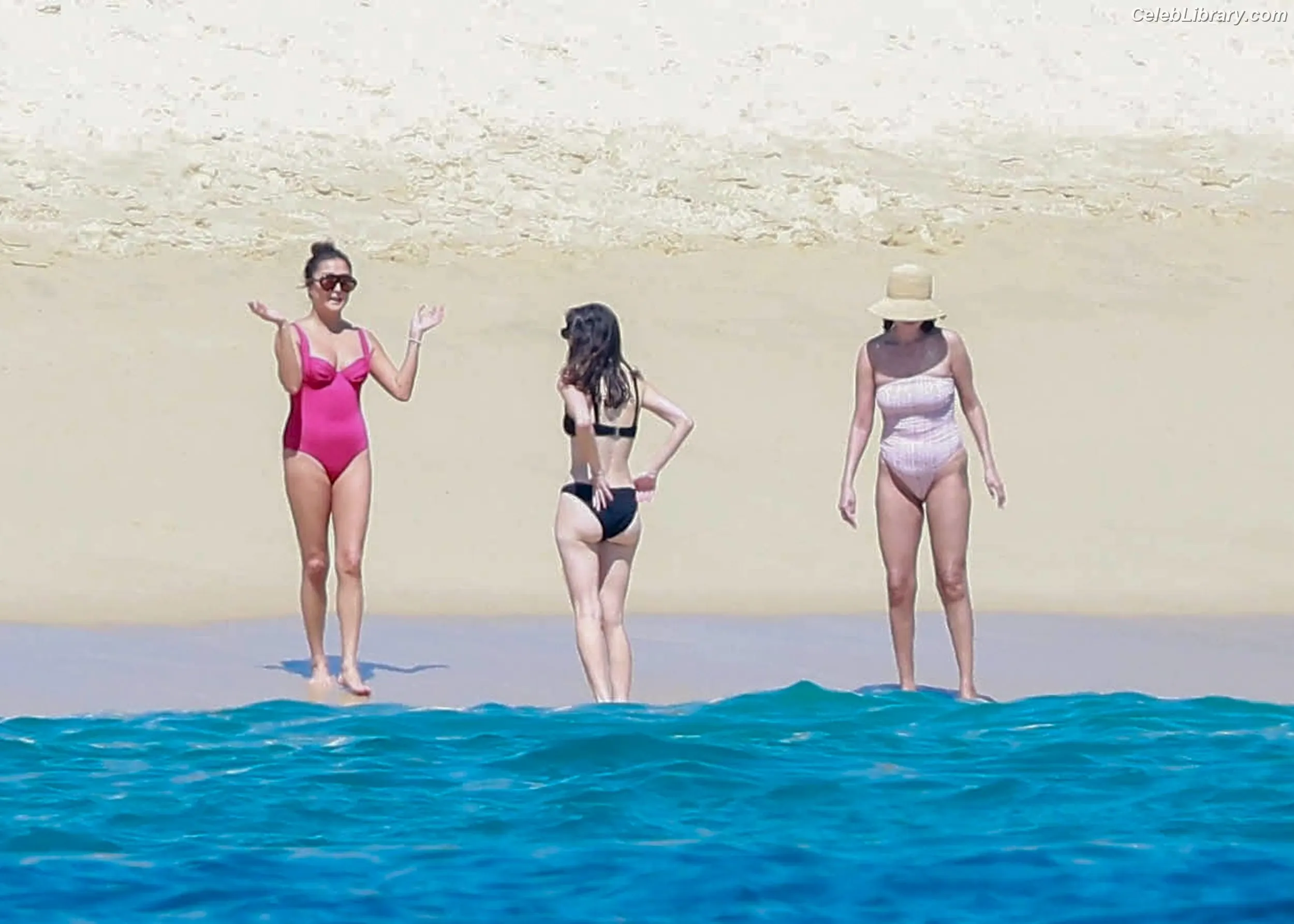 Selena Gomez photo 2 of 3542