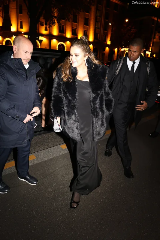 Selena Gomez photo 13 of 3523