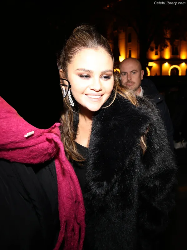 Selena Gomez photo 19 of 3523