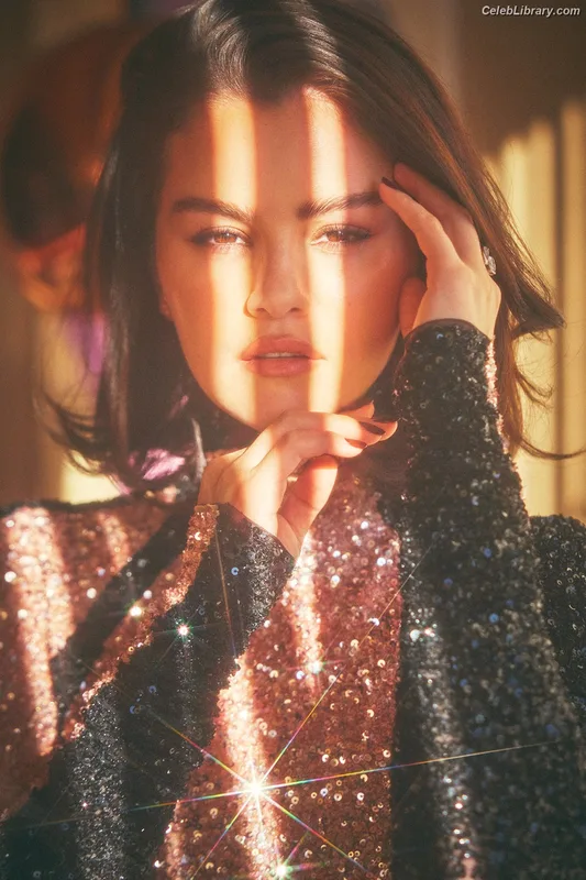 Selena Gomez photo 3 of 3523
