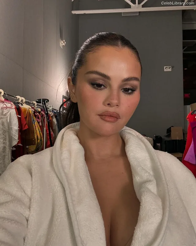 Selena Gomez photo 10 of 3523