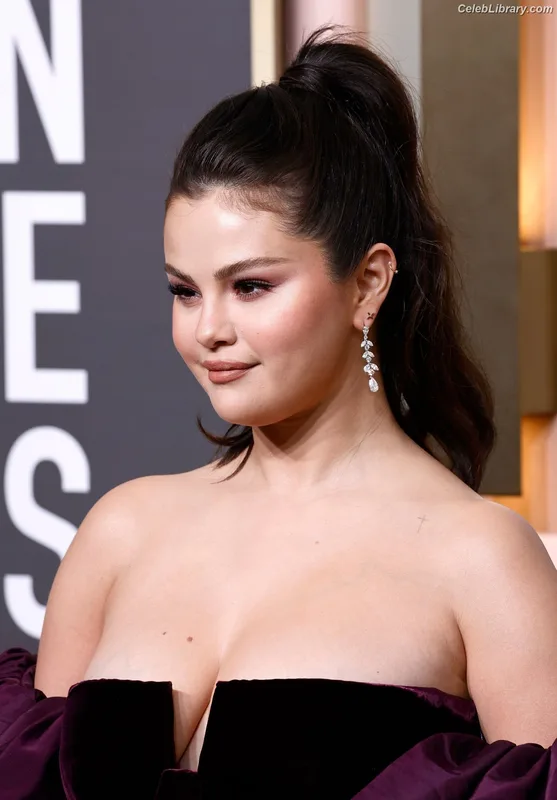 Selena Gomez photo 15 of 3523