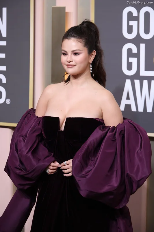 Selena Gomez photo 16 of 3523