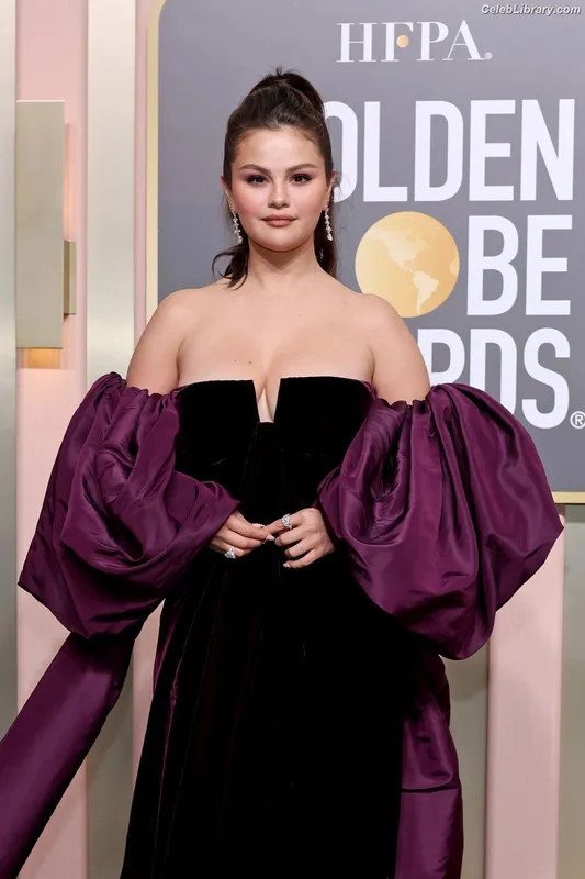 Selena Gomez photo 22 of 3523