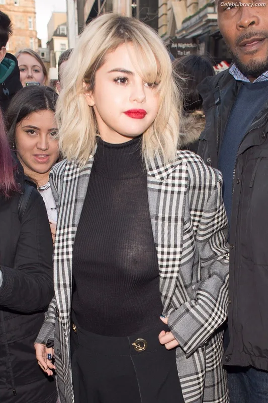 Selena Gomez photo 9 of 3523