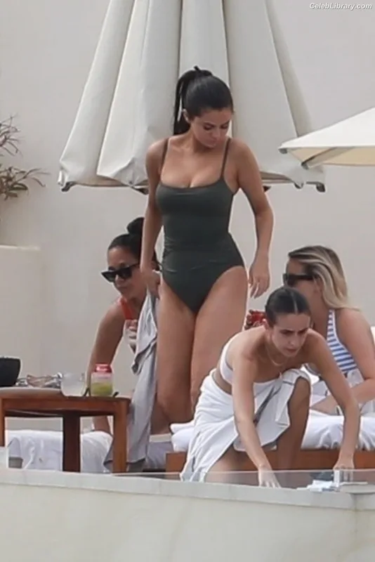 Selena Gomez photo 1 of 3523