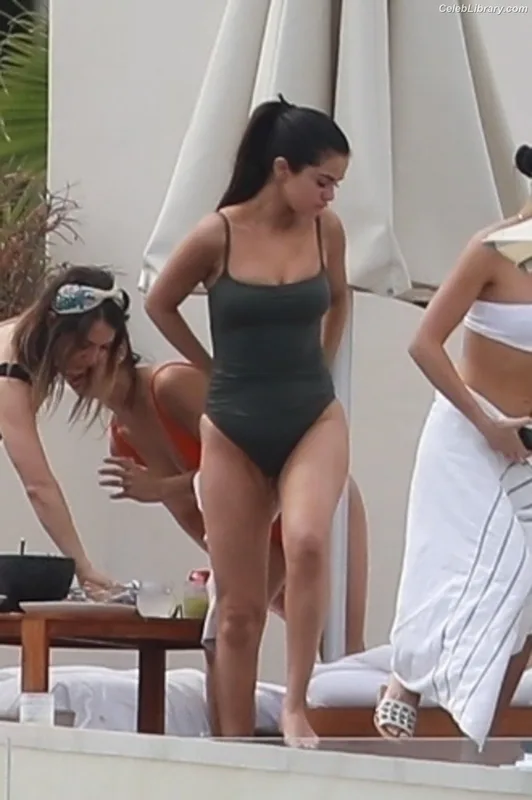 Selena Gomez photo 4 of 3523