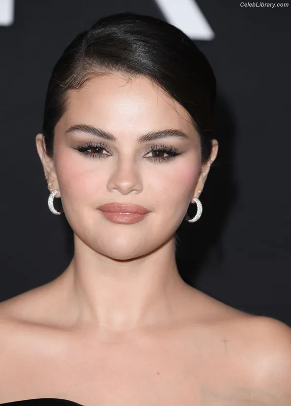 Selena Gomez photo 9 of 3523