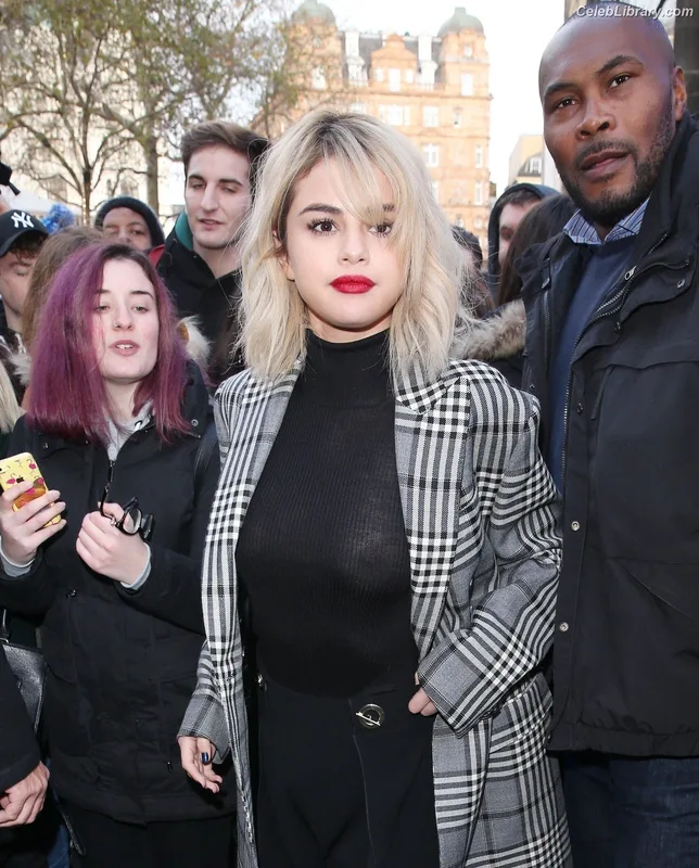 Selena Gomez photo 10 of 3523