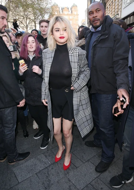 Selena Gomez photo 11 of 3523