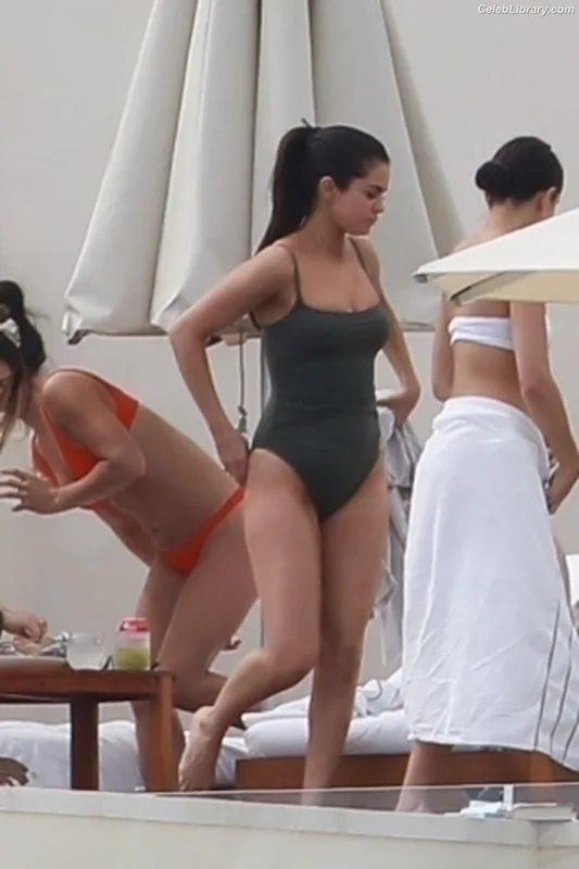 Selena Gomez photo 12 of 3523