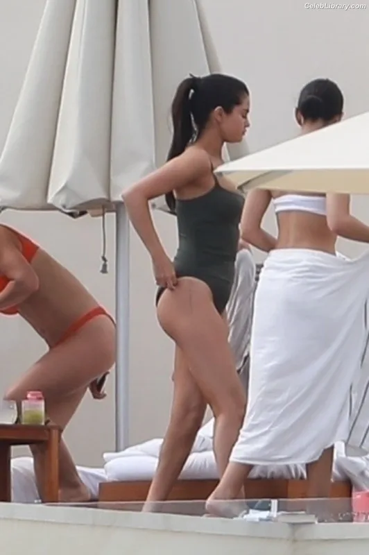 Selena Gomez photo 16 of 3523