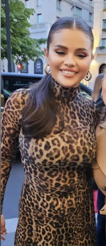 Selena Gomez photo 18 of 3523