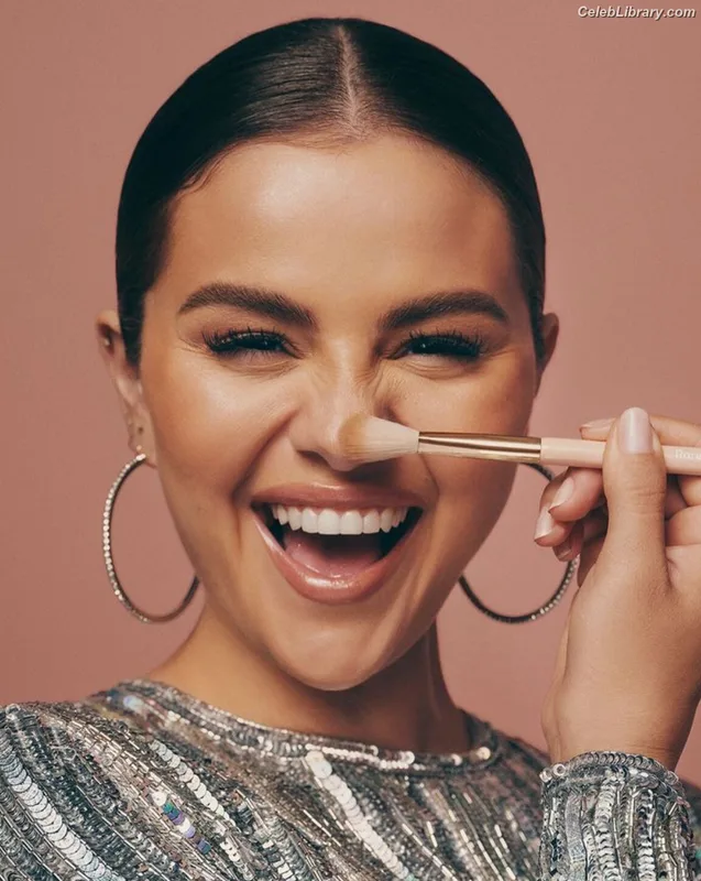 Selena Gomez photo 23 of 3523
