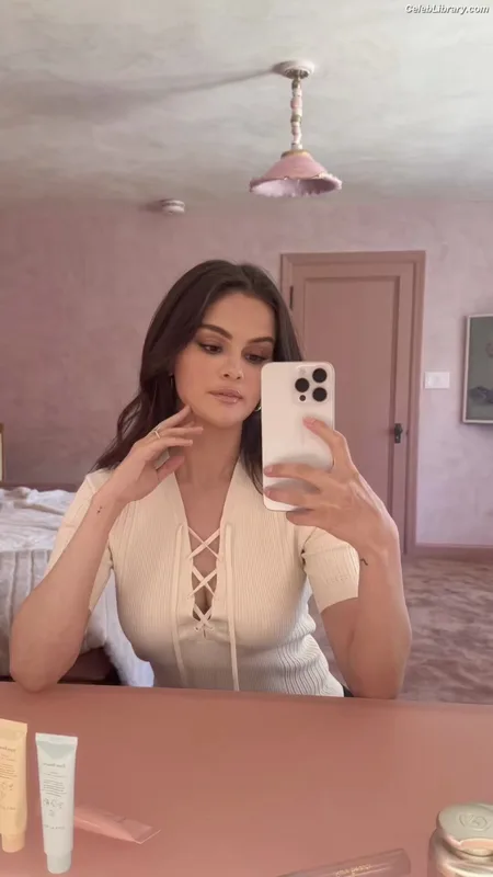 Selena Gomez photo 13 of 3523