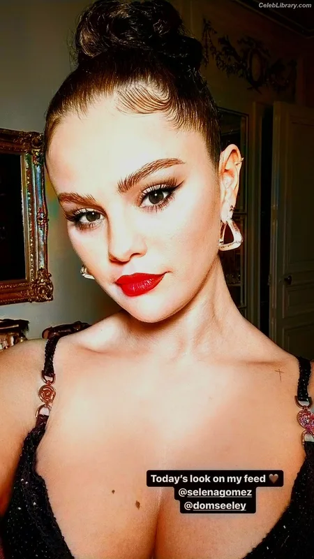 Selena Gomez photo 16 of 3523