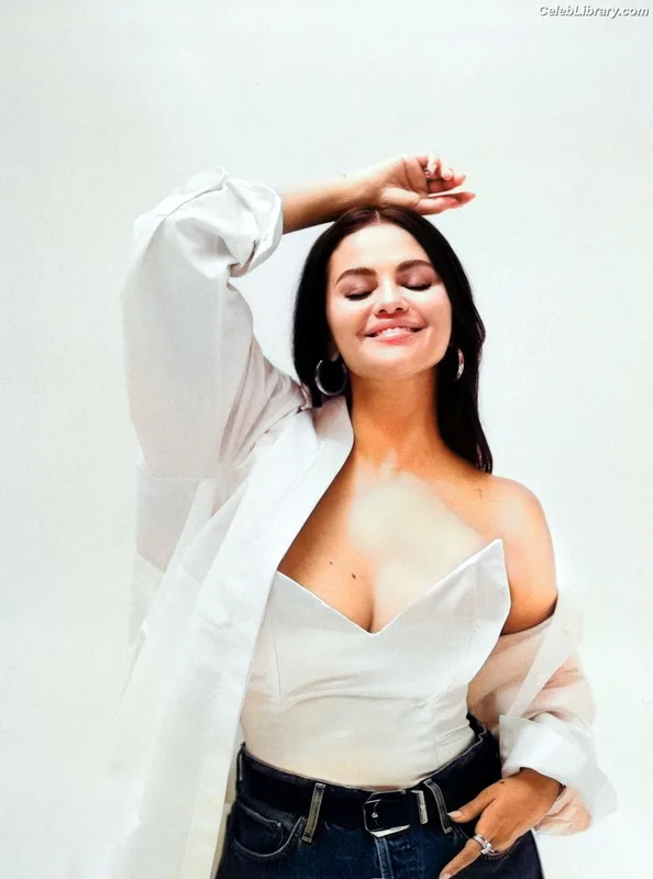 Selena Gomez photo 24 of 3523
