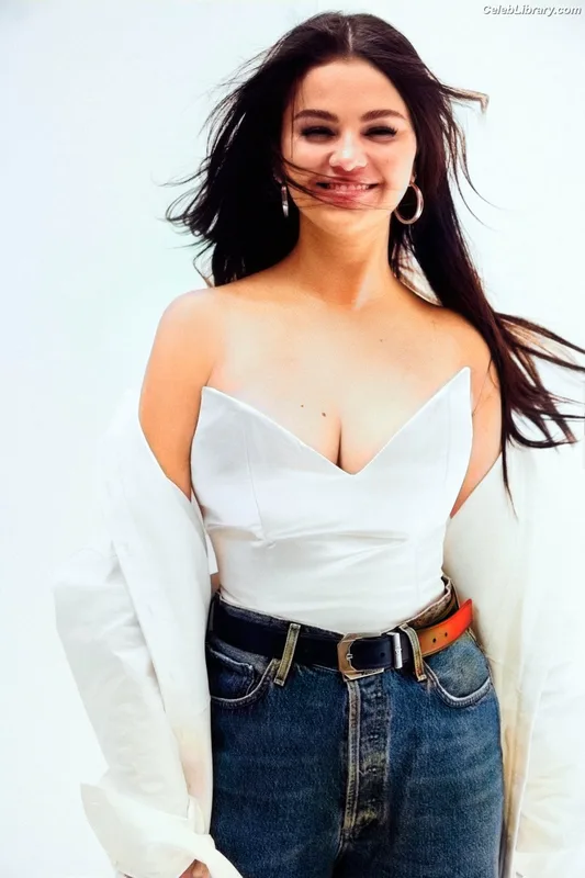 Selena Gomez photo 1 of 3523