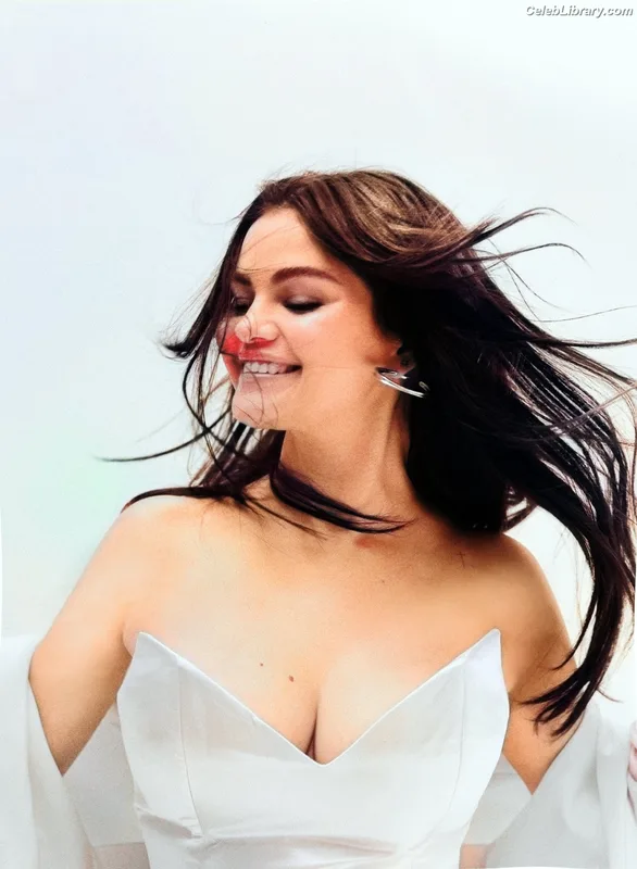 Selena Gomez photo 2 of 3523