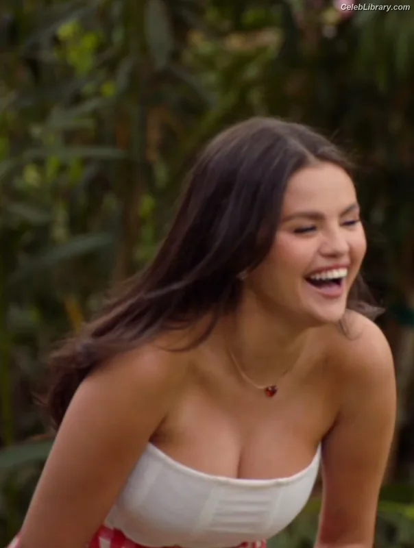 Selena Gomez photo 10 of 3523