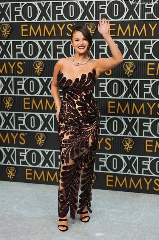 Selena Gomez photo 17 of 3523