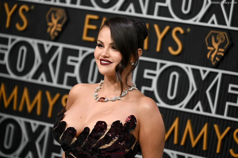 Selena Gomez photo 3 of 3523