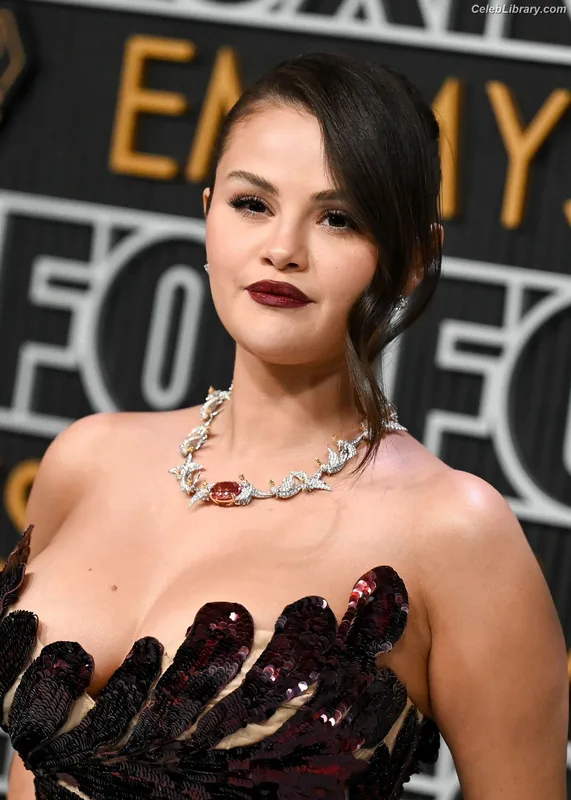 Selena Gomez photo 4 of 3523