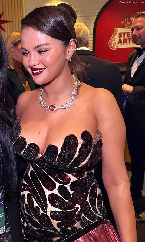 Selena Gomez photo 6 of 3523