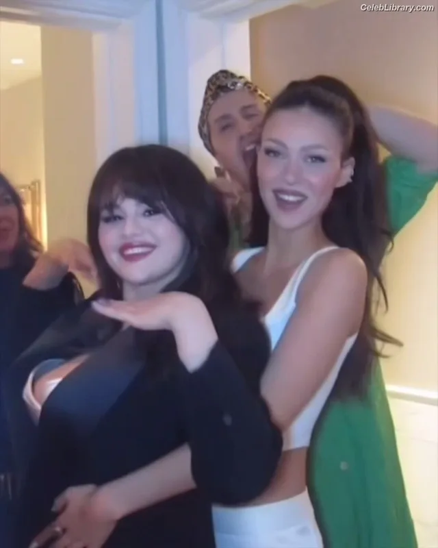 Selena Gomez photo 7 of 3523