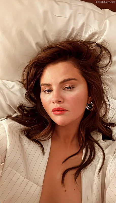 Selena Gomez photo 8 of 3523