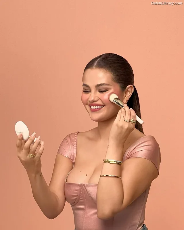 Selena Gomez photo 15 of 3523