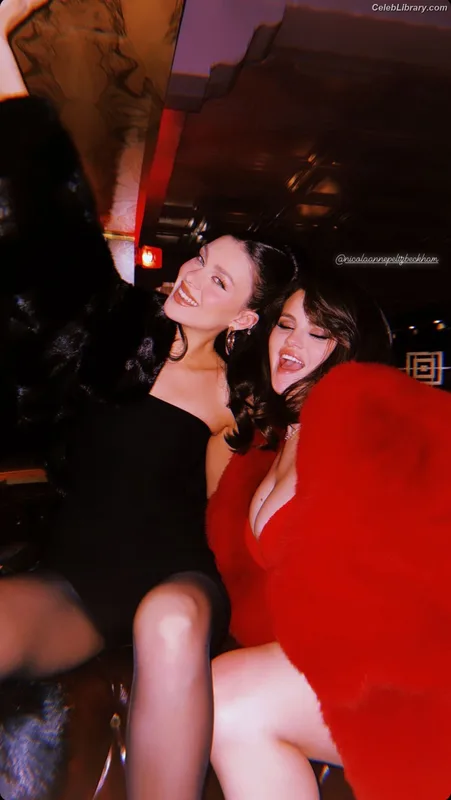 Selena Gomez photo 20 of 3523