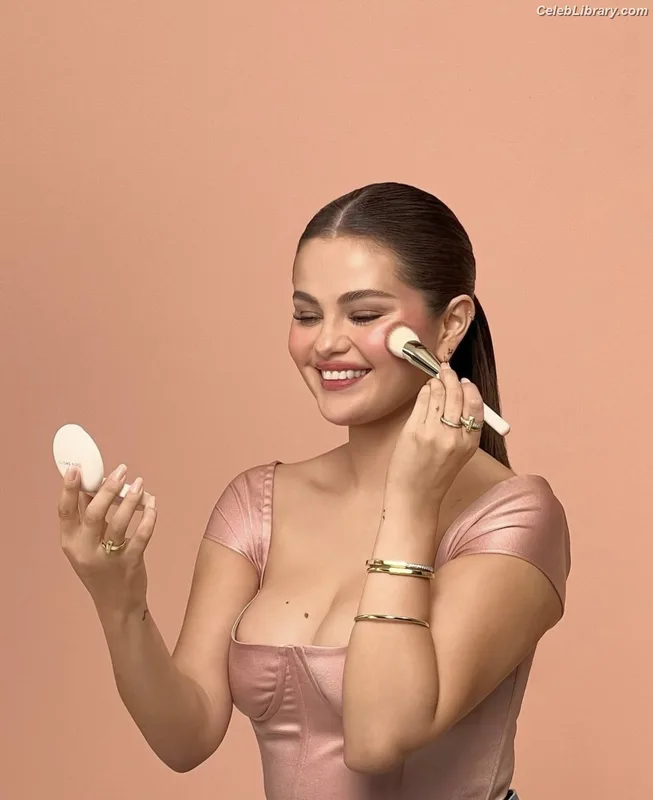 Selena Gomez photo 23 of 3523