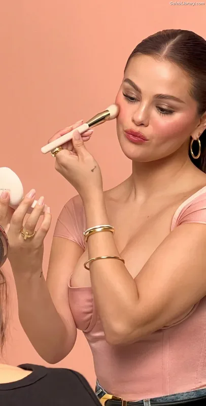 Selena Gomez photo 2 of 3523