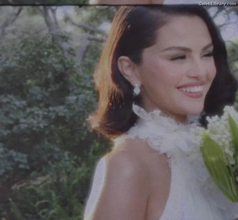 Selena Gomez photo 7 of 3523