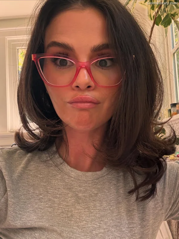 Selena Gomez photo 17 of 3523