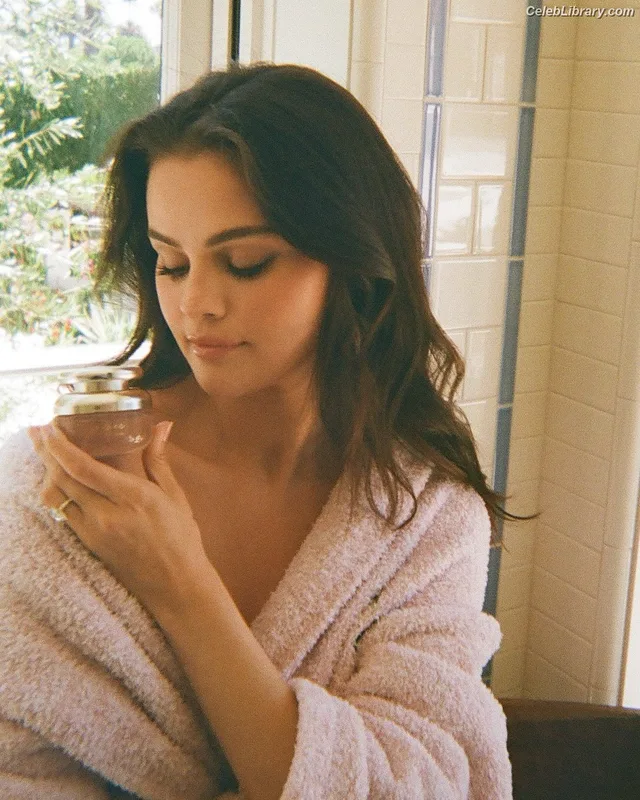 Selena Gomez photo 2 of 3523