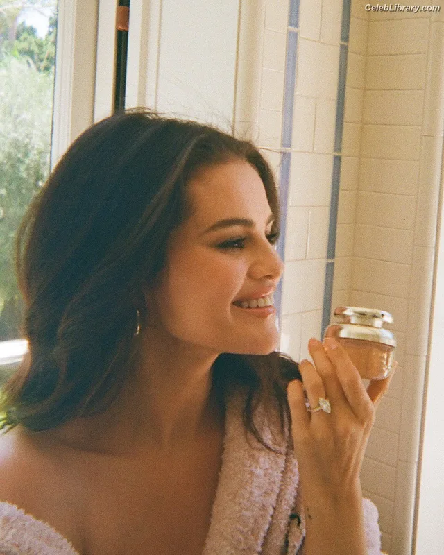 Selena Gomez photo 4 of 3523