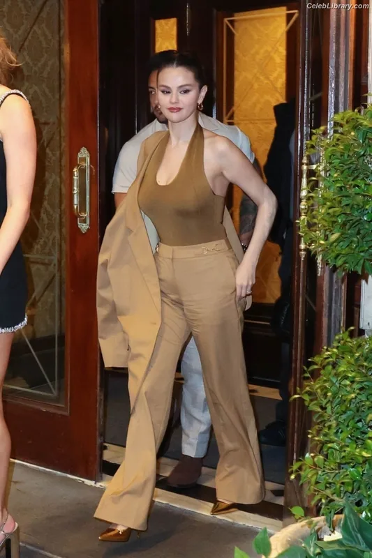 Selena Gomez photo 15 of 3523