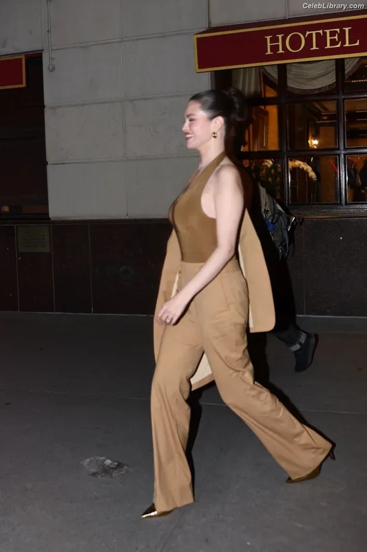Selena Gomez photo 16 of 3523
