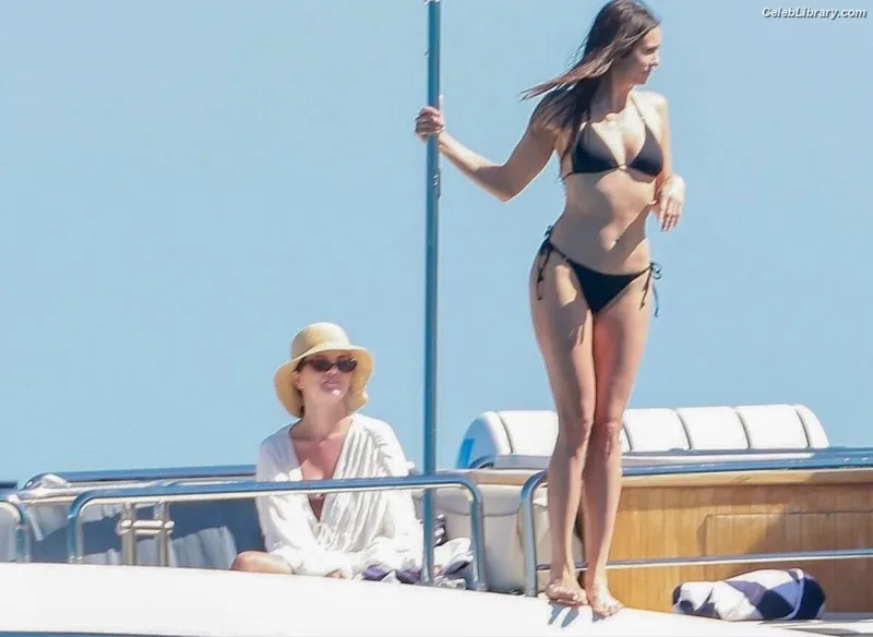 Selena Gomez photo 17 of 3523