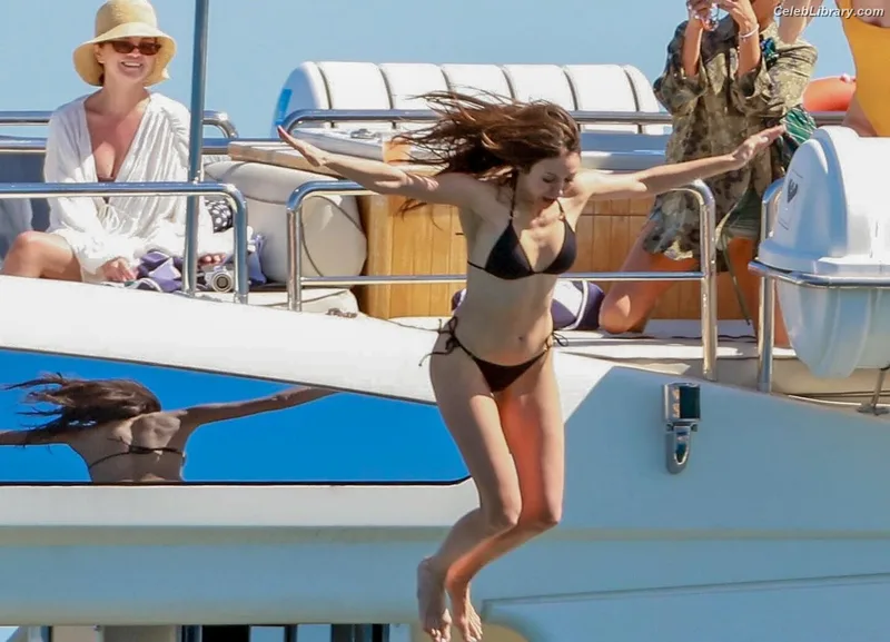 Selena Gomez photo 18 of 3523