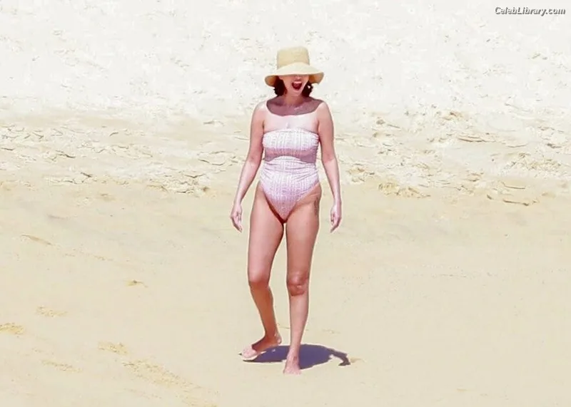 Selena Gomez photo 21 of 3523