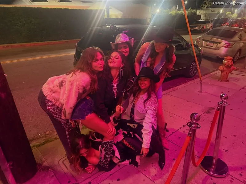 Selena Gomez photo 5 of 3523