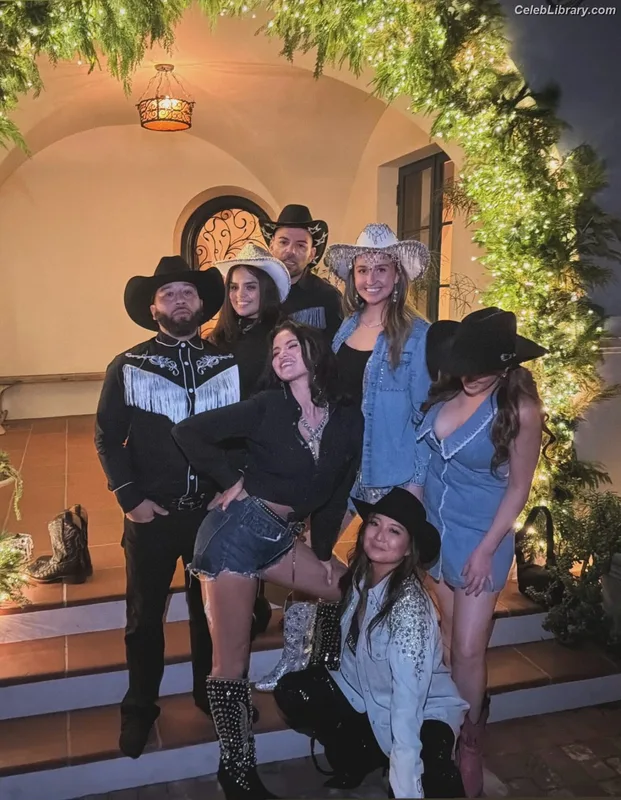 Selena Gomez photo 11 of 3523