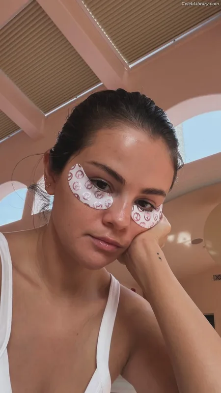Selena Gomez photo 20 of 3523